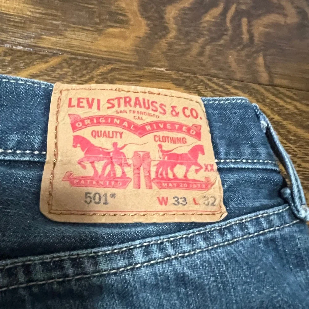 Levi's 501 Jeans Mens 33x32 Blue Medium Wash Original Fit Button Fly Denim